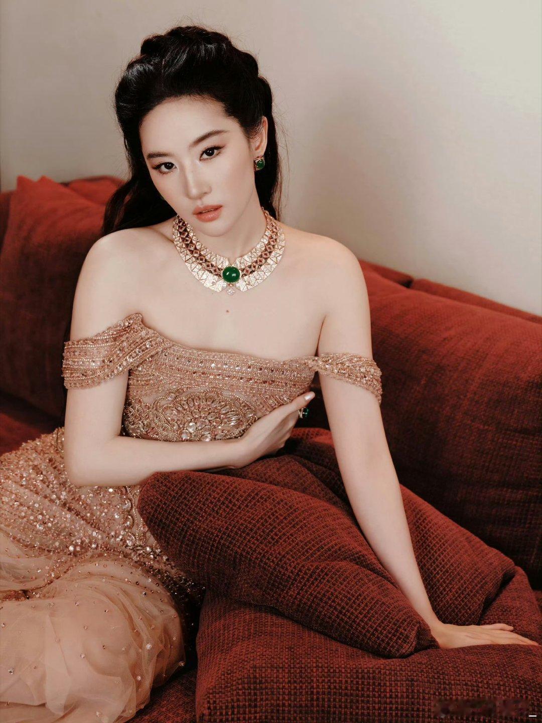 刘亦菲满钻一字裙满钻一字裙衬得她整个人都在发光，这状态也太好了吧，岁月从不败美人