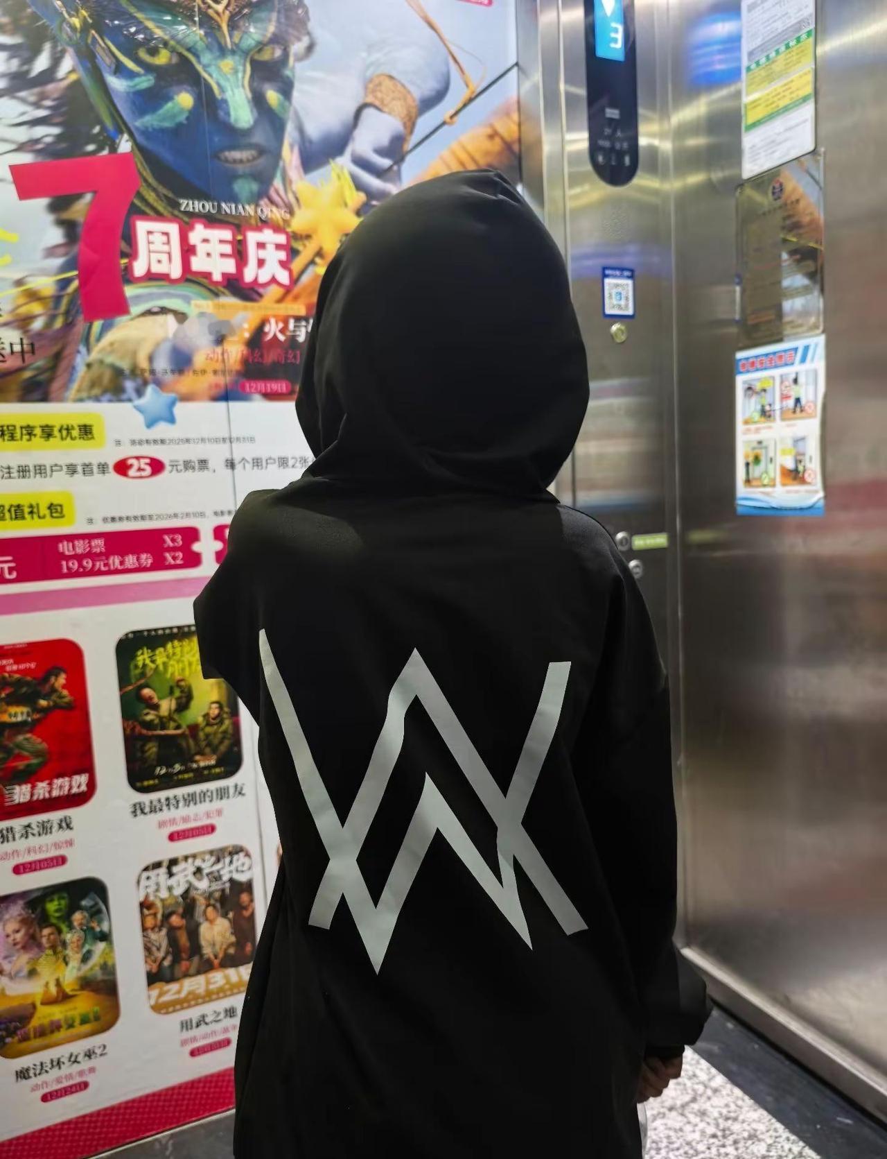 说穿上这件衣服高年级的都成他粉丝了，嘉豪是谁，咋🔥的？