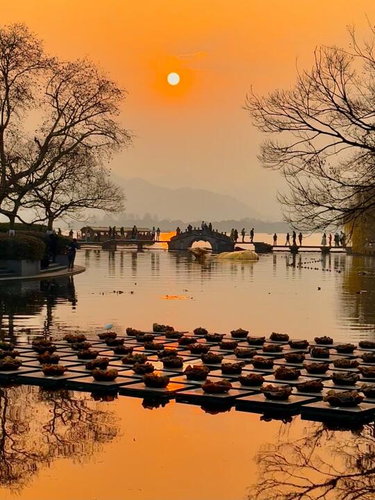 看完西湖日落！可以去吃的穷鬼烤肉……