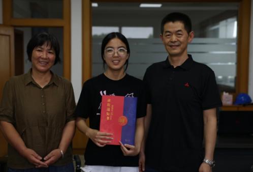 浙江1女大学生，每月准时收到1000元陌生转账，4年后，她考上复旦大学研究生，辗