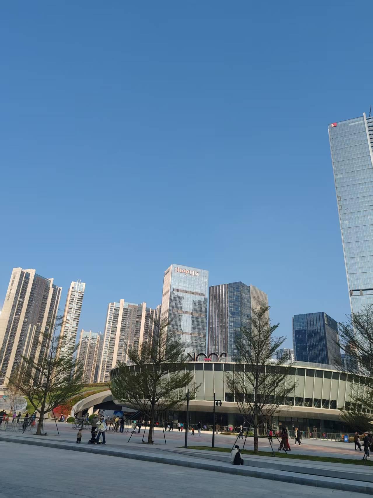 GDP 高达 11.9 万亿元，占广东全省 的81.6%，与粤东西北一对比，两极