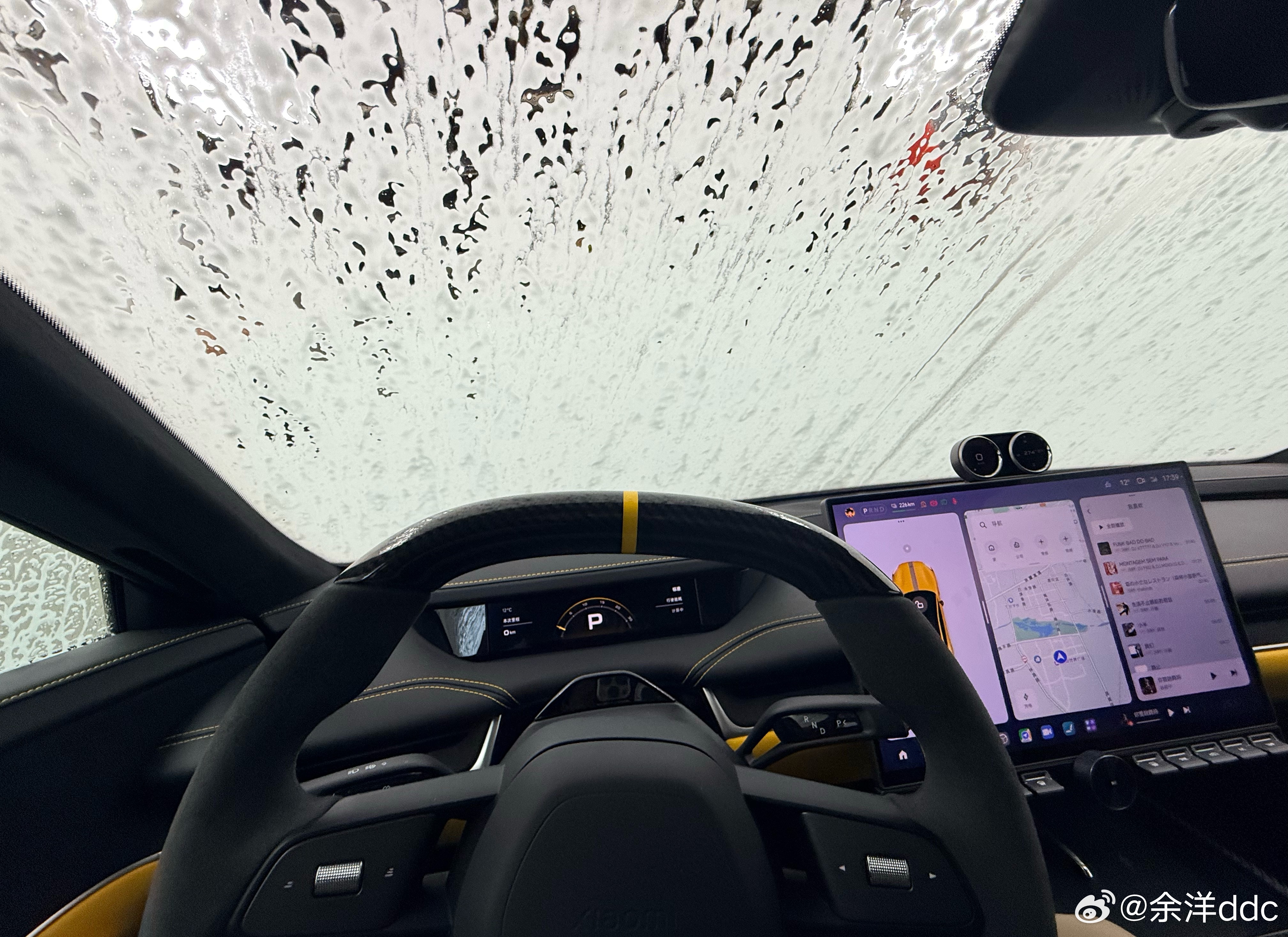 来洗车，两小哥开始争论车标到底是不是黄金