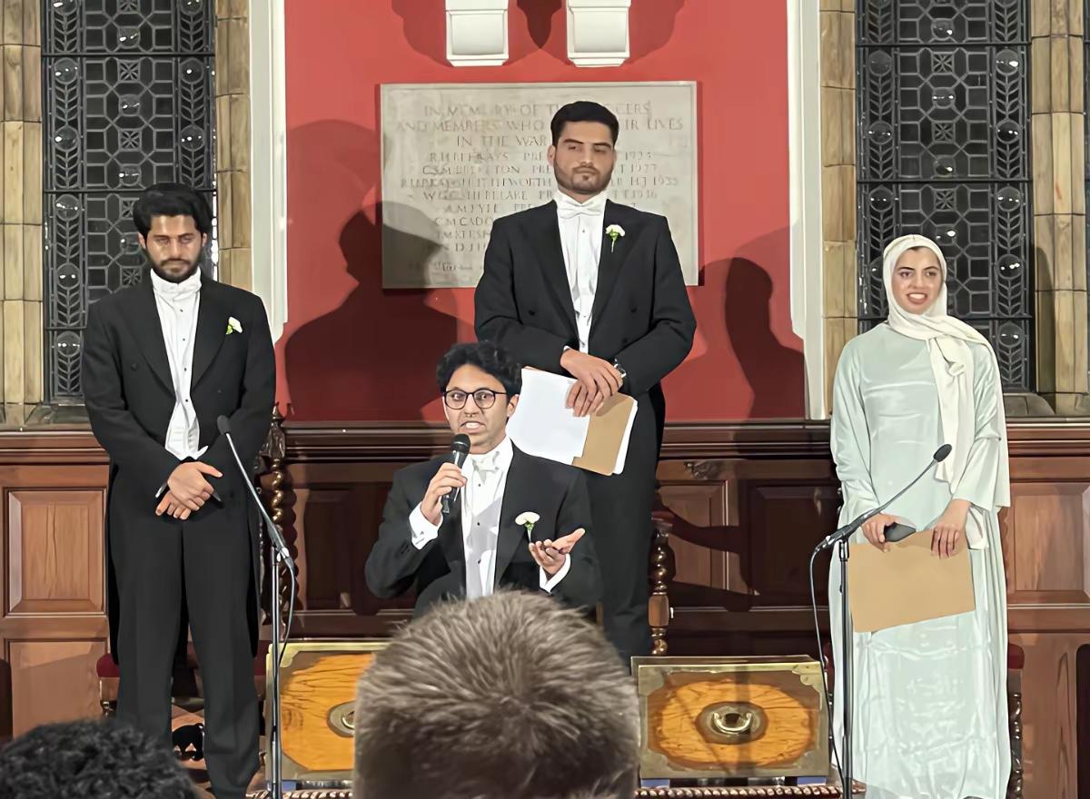 印度三哥“占领”英国指日可待了！
一张2026年在牛津大学拍摄的照片，上面分别是