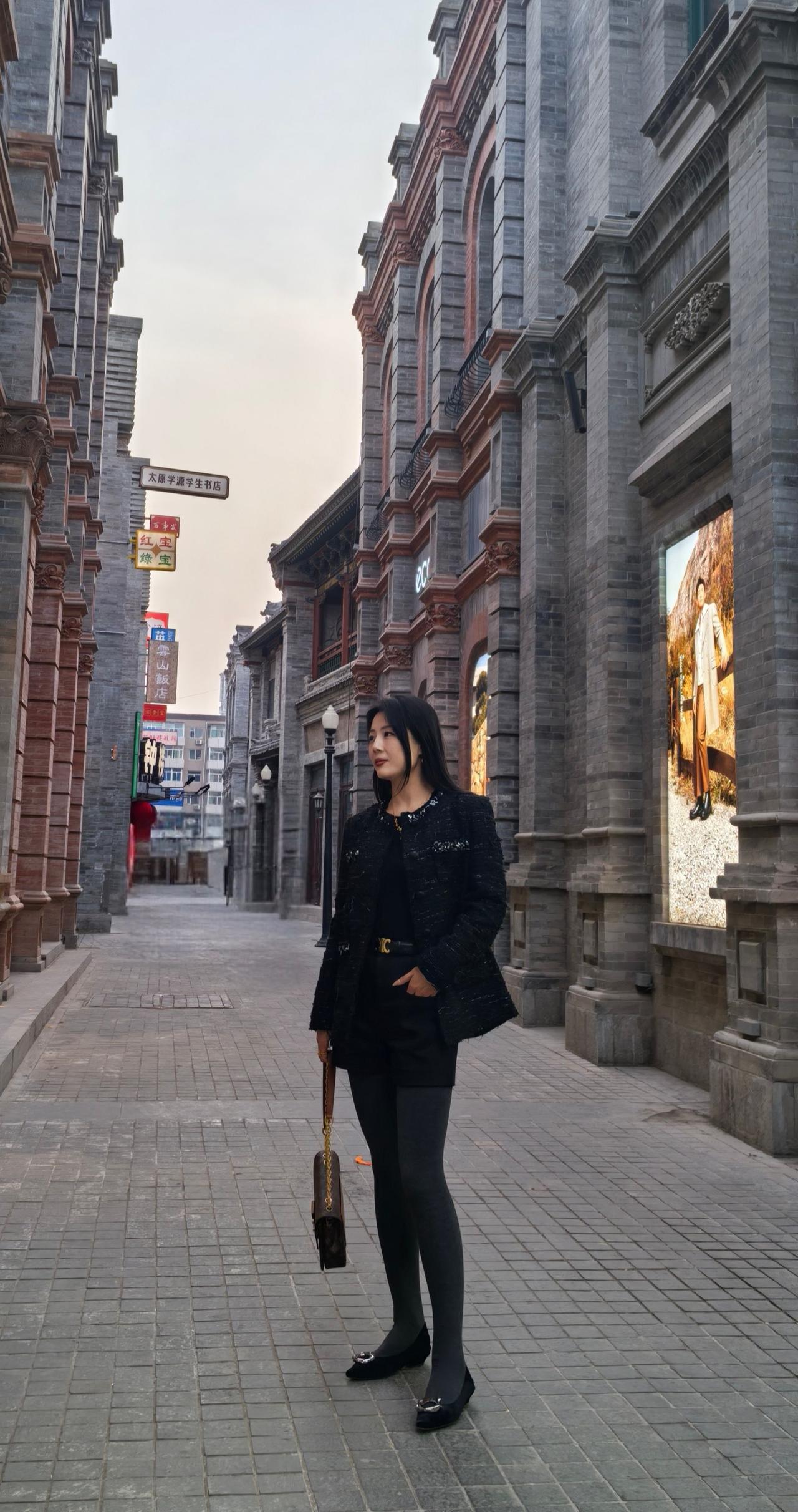 出来太早了，街上空无一人。