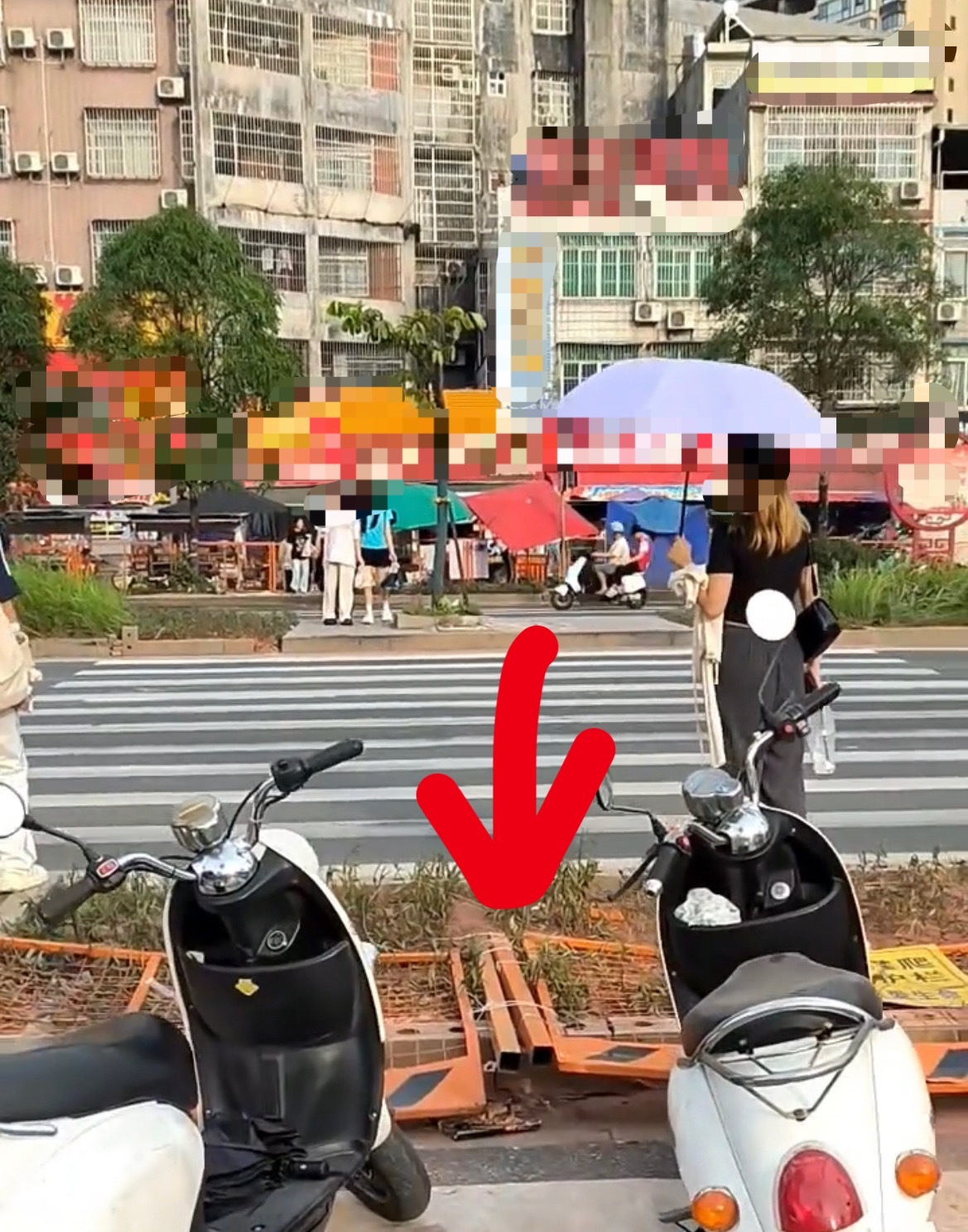 【玉林某护栏被弄坏学生扎堆横穿隐患重重】5月30日，网友爆料称：玉林市教育东路某