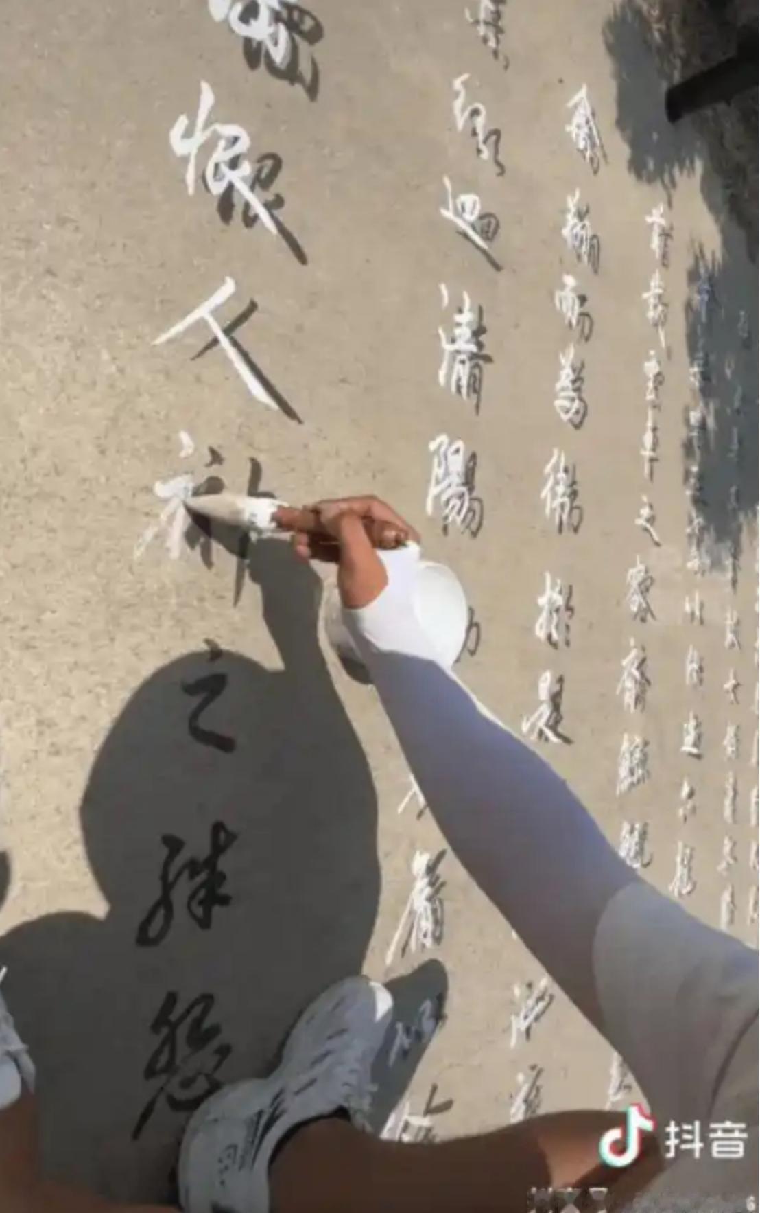 “终于火到央视了！”最近，河南周口一名男子在田间水泥路上写字的视频火了，画面里没