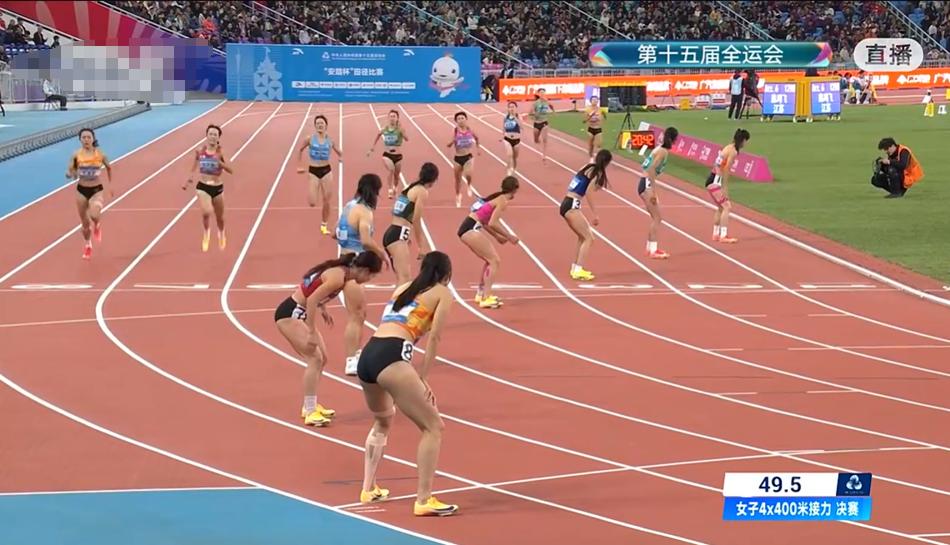 女子4X400米接力赛冠军诞生了！
在比赛开始后，广东队一直是一马当先，而且交接