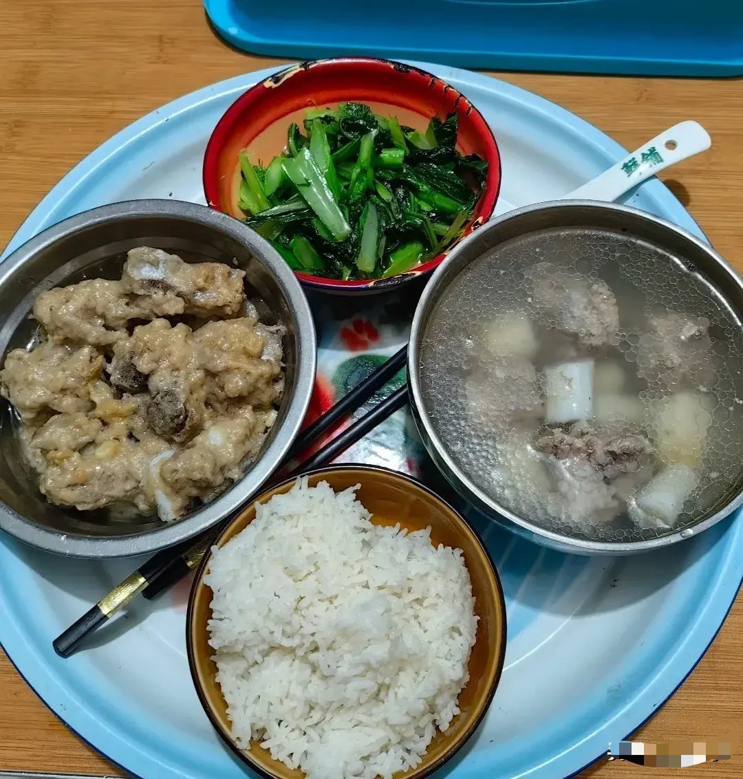表嫂儿媳妇坐月子，每次问她有什么想吃的，回答就是随便。表嫂没什么厨艺，这已经是她