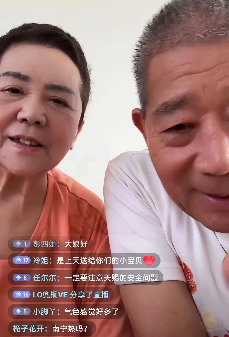 天赐妈妈出镜直播了，看起来状态非常好，双眼叠皮，唇红齿白，老黄直言天赐妈妈好多了