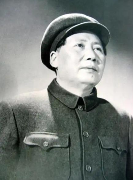 1952年2月14日上午，萧劲光正在聚精会神地办公，电话铃突然响起。空军司令部办