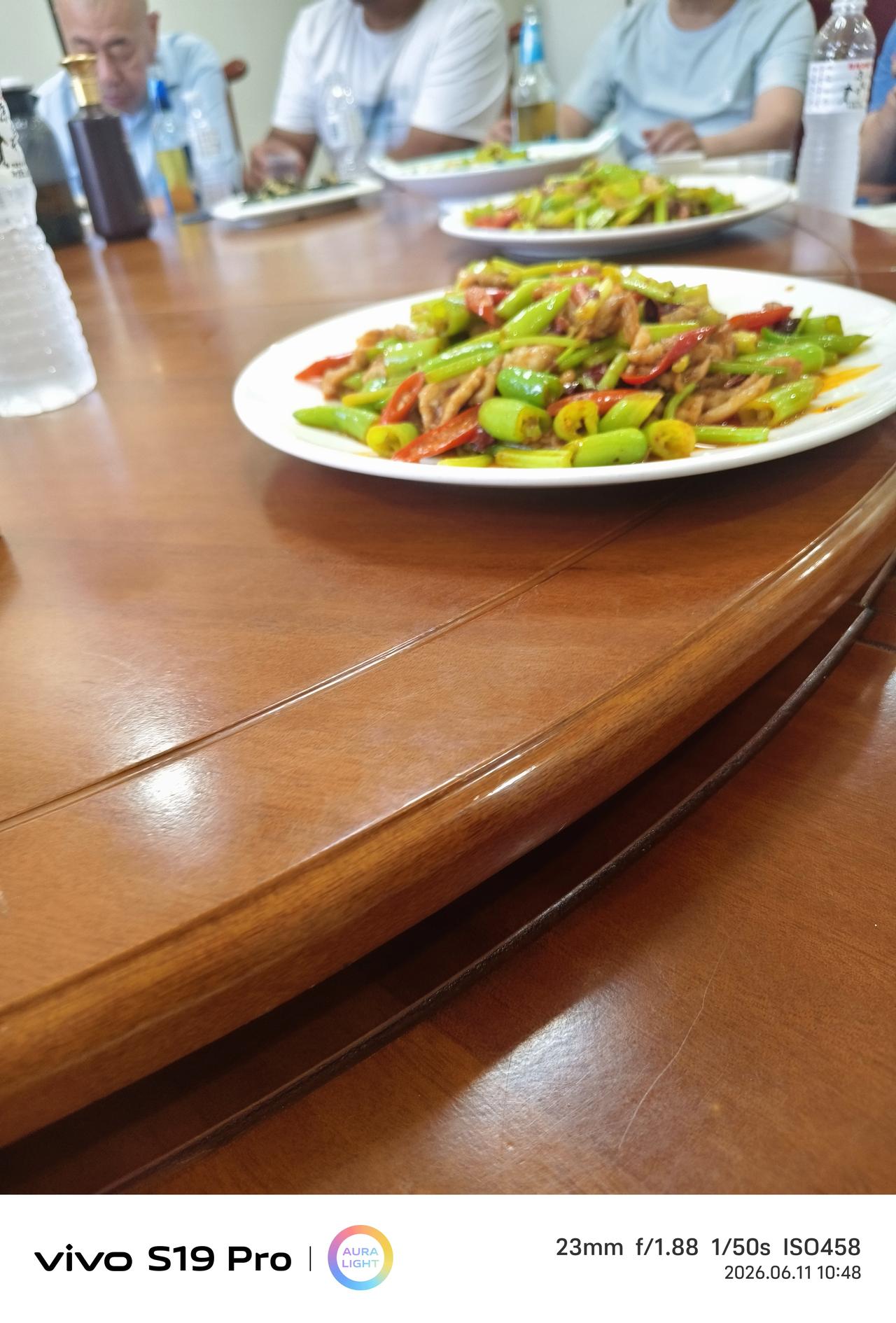 老同学的父亲今天出殡，我们同学们一起去吊唁，礼金一律二百。去了之后西告的同学们就