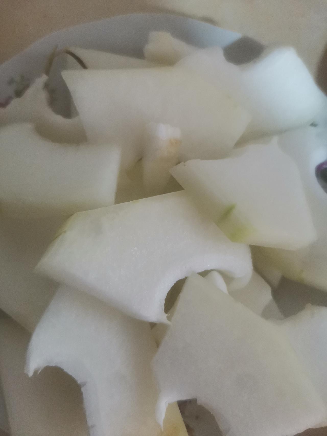 上午九点半来我妈家。
我妈正在摘韭菜。

我将冬瓜去皮，洗净，切块。
韭菜洗净切