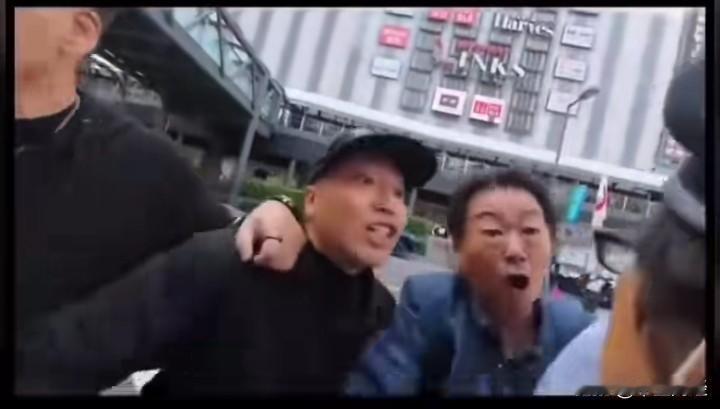 拉都拉不住，看看日本“右翼”分子对中国游客的吼叫，简直是无礼狂妄之极啊！

很多