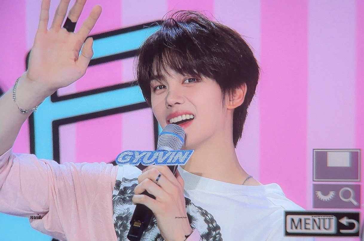 小偶像©️logo 