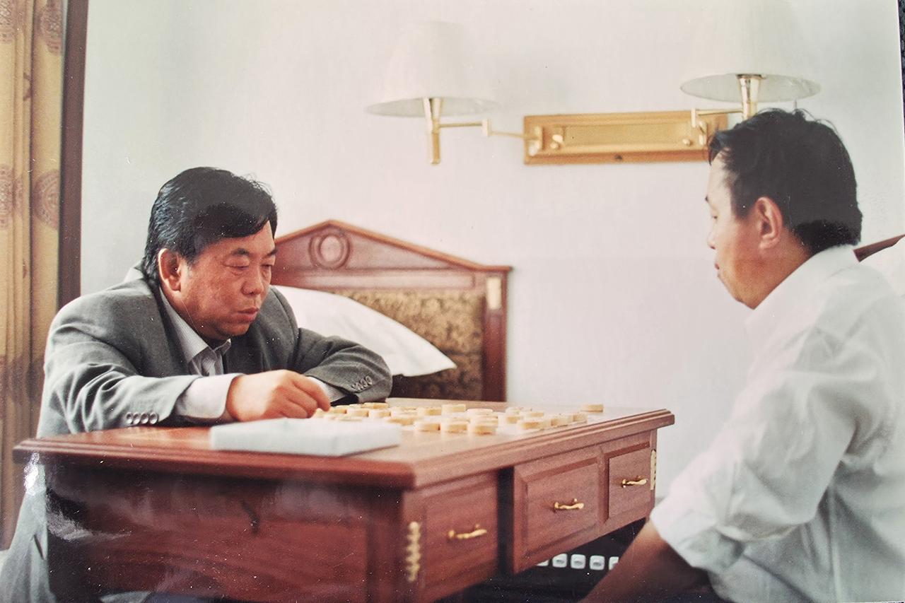 与庆华秘书长对弈，我这棋艺还是处于下风。