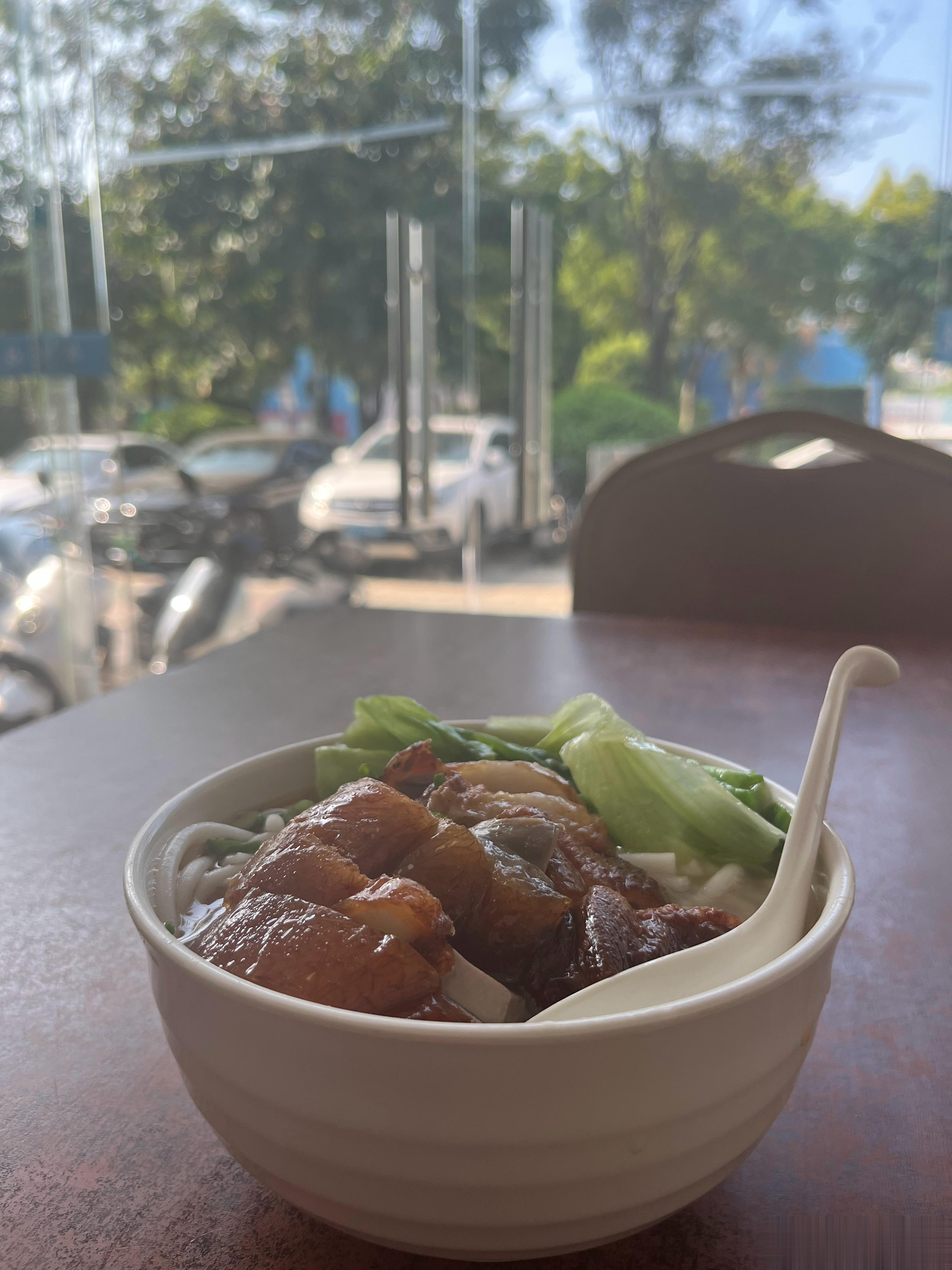 周末对自己好一点，一碗烧鹅濑粉，一盘肉丸拼鸡爪，付款 56 元，结束了[举手]美