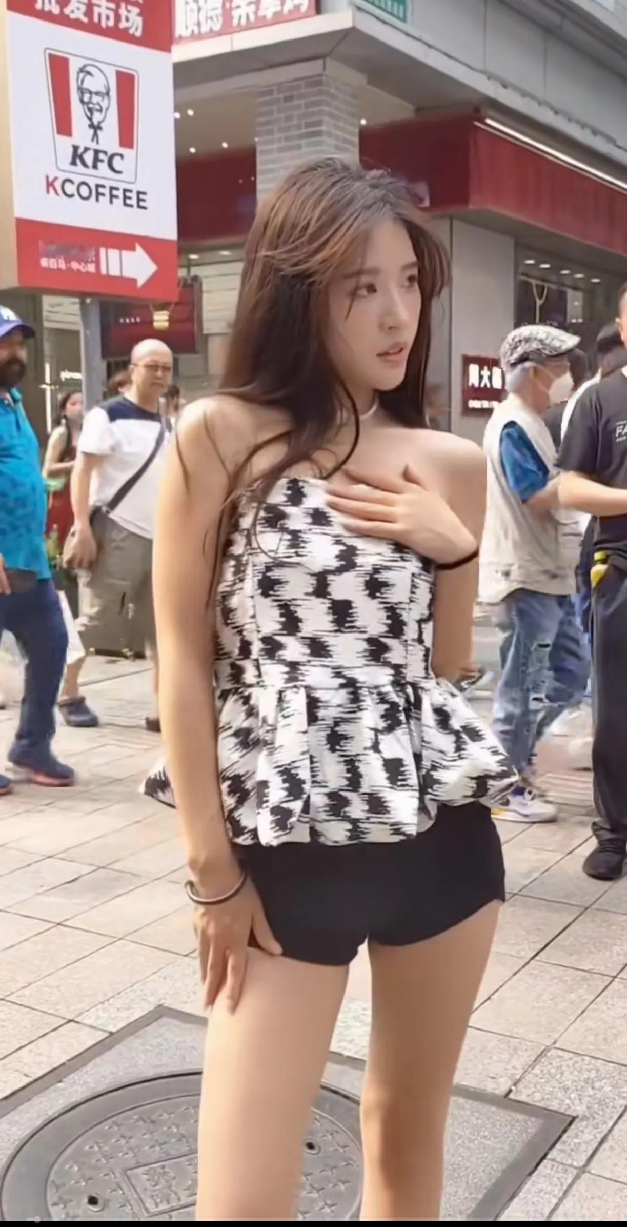 网红阿梓这么美，竟然没有导演邀请她拍戏，她长得很像刘亦菲，比现在很多年轻的女演员