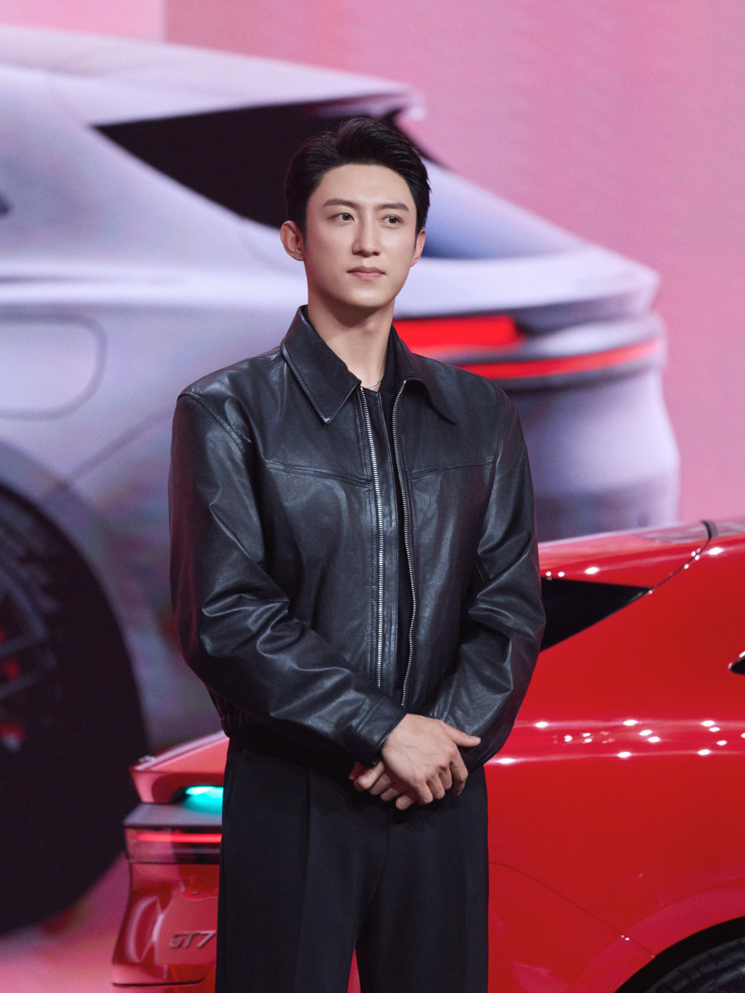 黄景瑜我头呢黄景瑜老年人玩手机的心酸感黄景瑜ins晒照却没有头，有种老年人玩智能