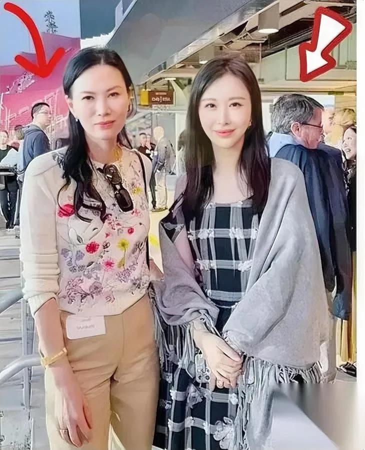 她靠一杯酒钓住大佬？

真相比你想的更狠

商学院走廊里，她捧瓶名贵红酒凑近冯仑