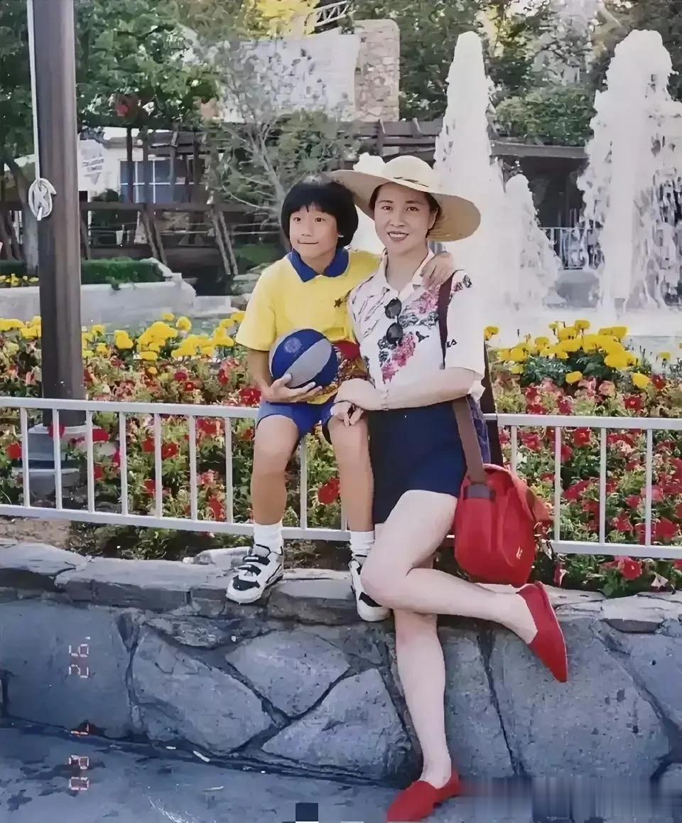 1992年，39岁的林凤娇和10岁的儿子房祖名在街上拍下了这张罕见的照片。

上