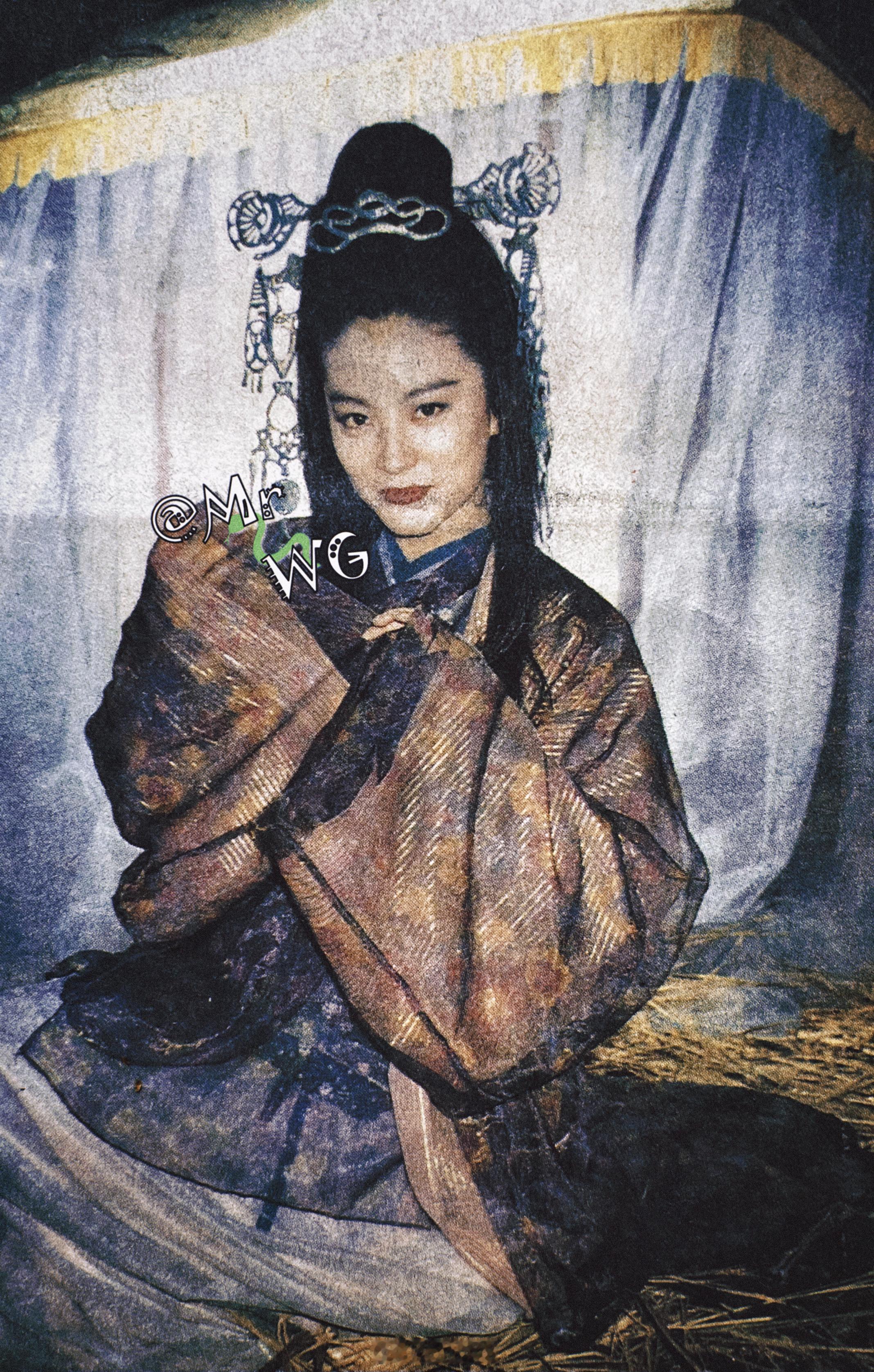 林青霞[超话]独家扫描 慧黠、灵气又气势慑人的眼神，亦正亦邪的美——林青霞化身【