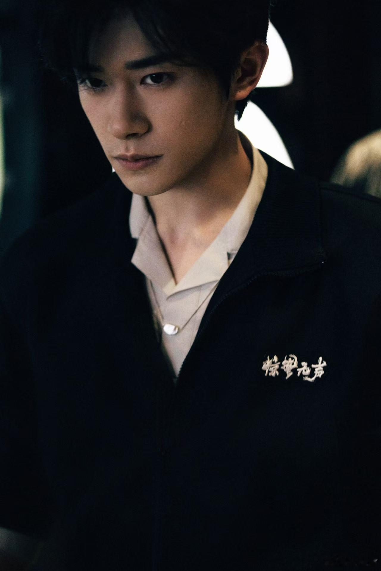 易烊千玺是有点演技症在身上 别人熬夜拍戏状态崩盘，易烊千玺熬夜拍长镜头一遍过，这