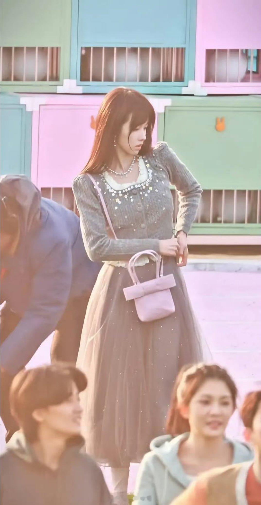 陈都灵最新的剧路透照片来了，不愧是左耳的女主角啊，确实很有清纯小白花的感觉，这模