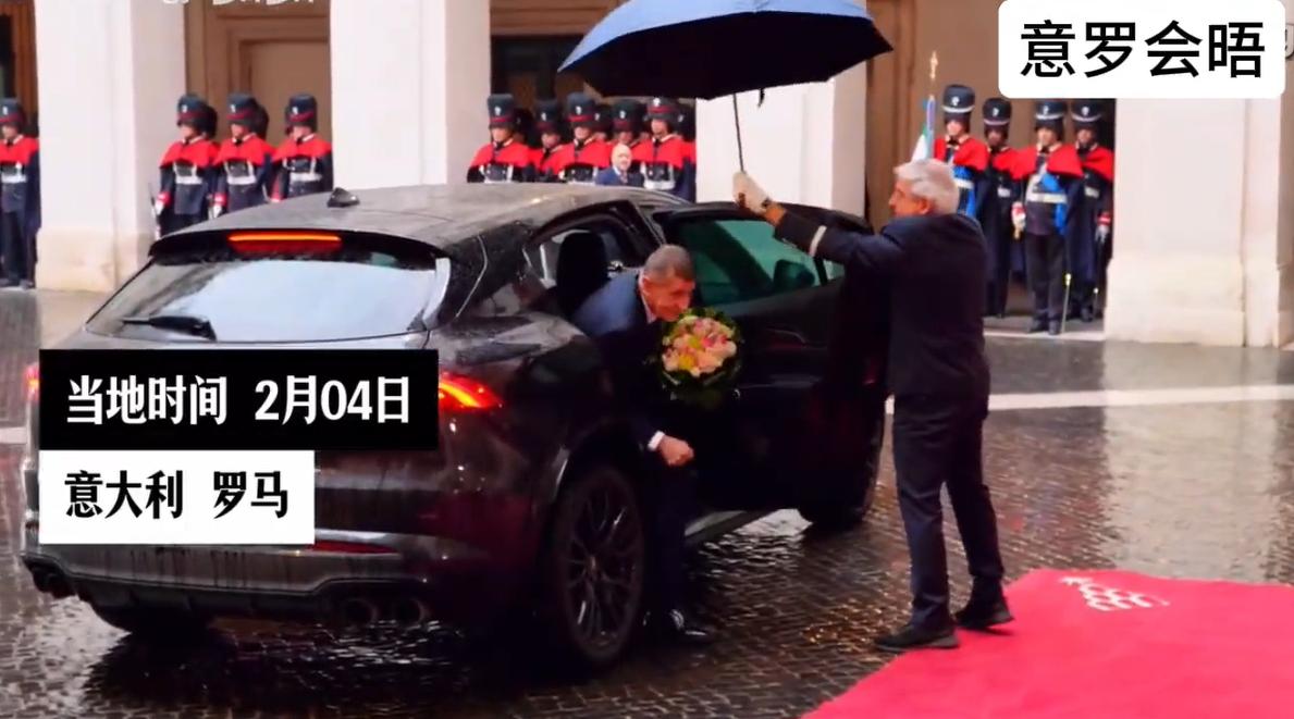 捷克总理冒雨见意大利女总理，还准备了一束鲜花，好绅士哟！2月4日捷克总统乘车去见