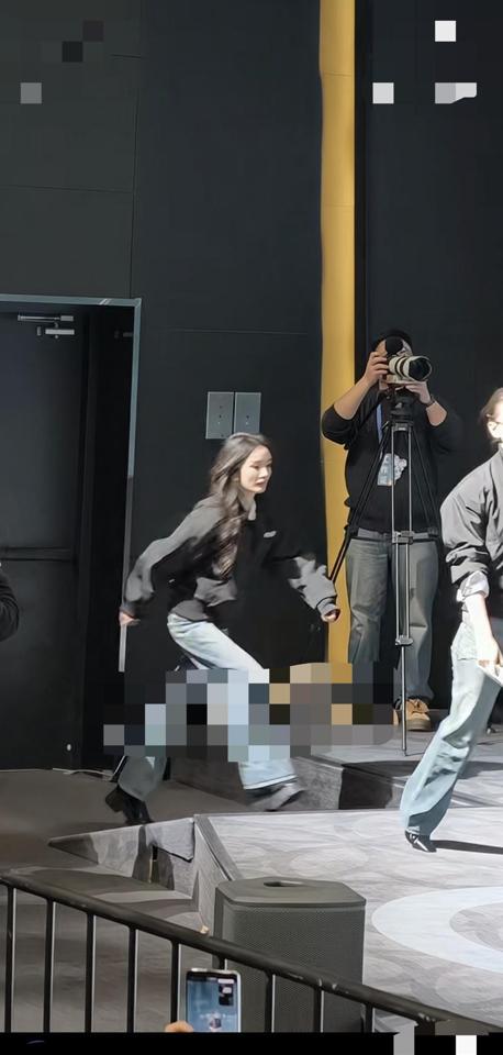 谢幕时，杨幂手里是空的。
她站在追光灯下，被几百双眼睛盯着，话筒却没递到她手上。