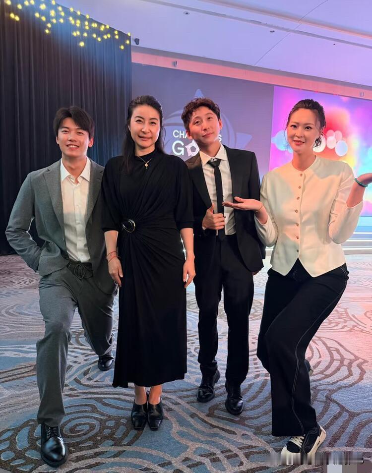 汪顺和惠若琪都是好有礼貌的运动员，他们穿搭得体大方，举止优雅，跟郭晶晶他们矮一些