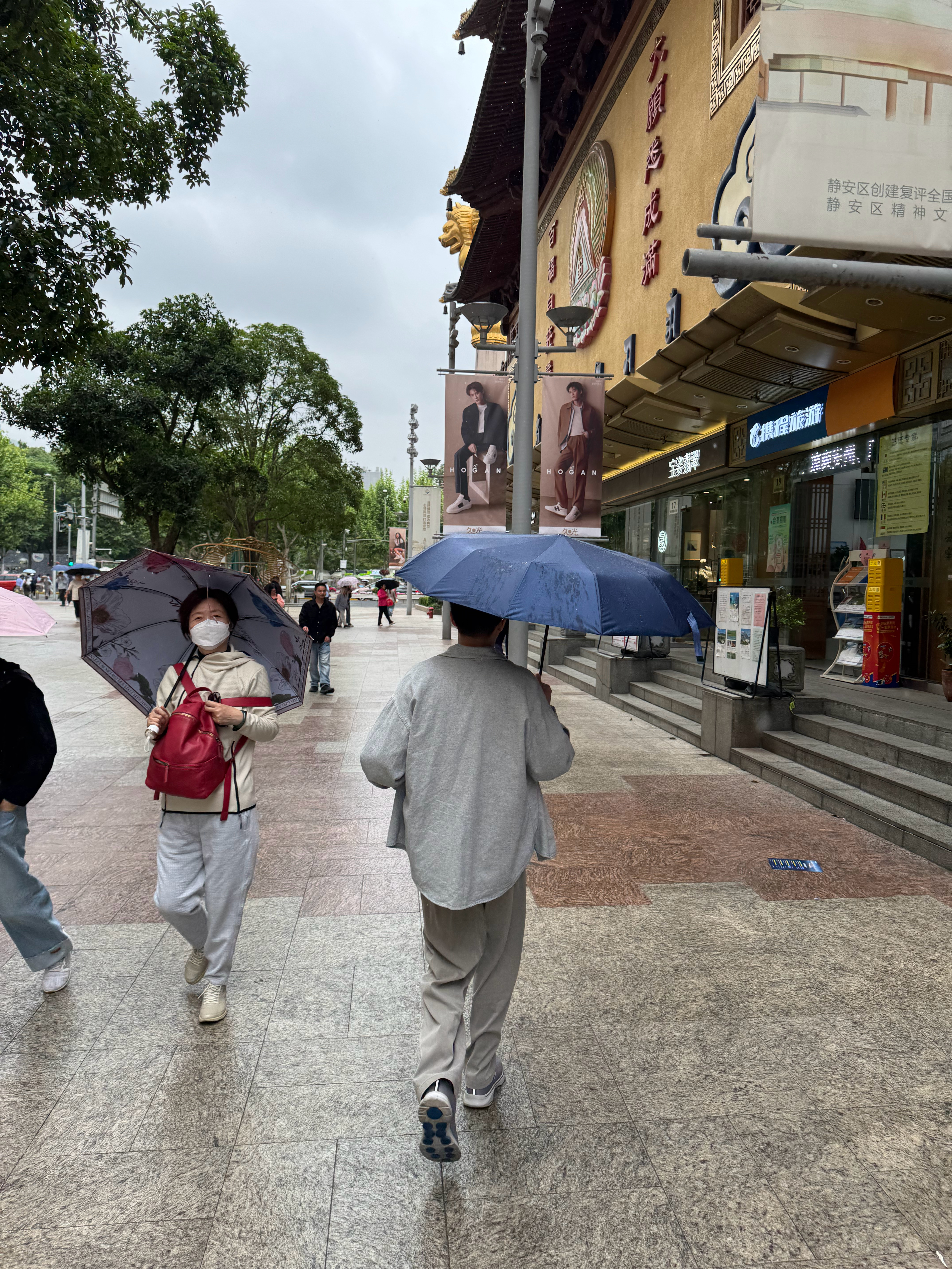 绿说runway走在静安寺久光百货这里，赶去参加活动。天上突然下起了雨，但是绿说