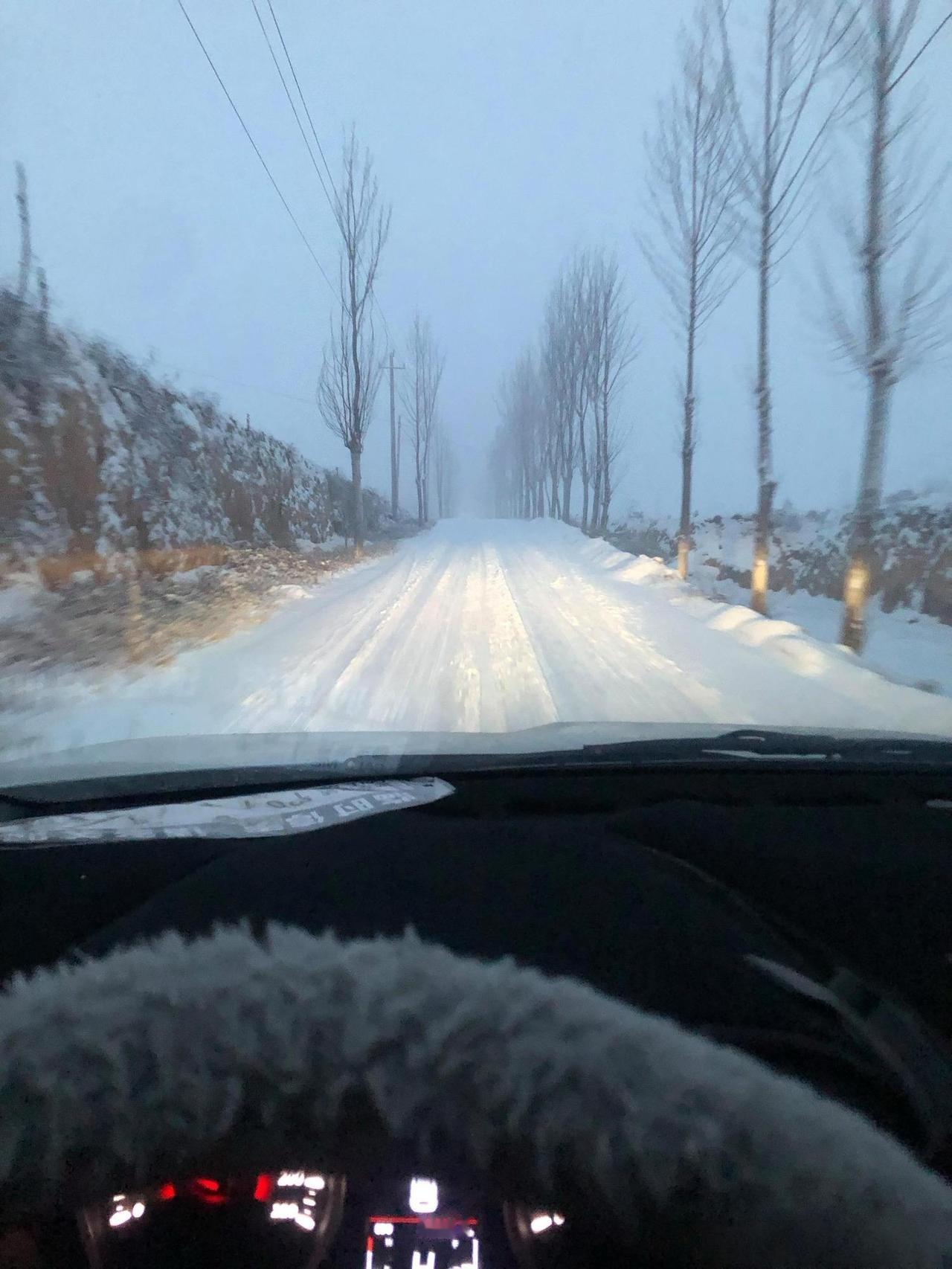 冰天雪地开车挺吓人啊