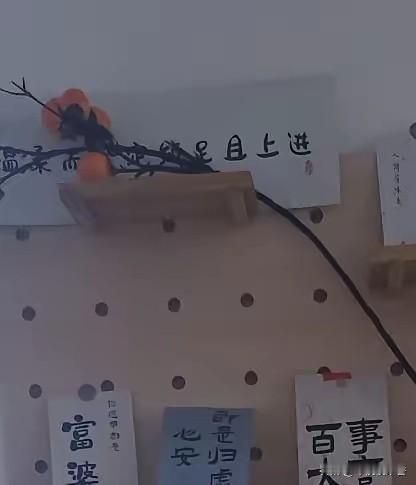 记得刚结婚不久，有一个未婚女性朋友，来我家里玩。她看了我老公的照片，认真地对我说