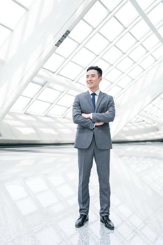 为什么要那么努力？凌晨三点写字楼灯火通明，楼下早餐店四点就热气腾腾，别人的光鲜背