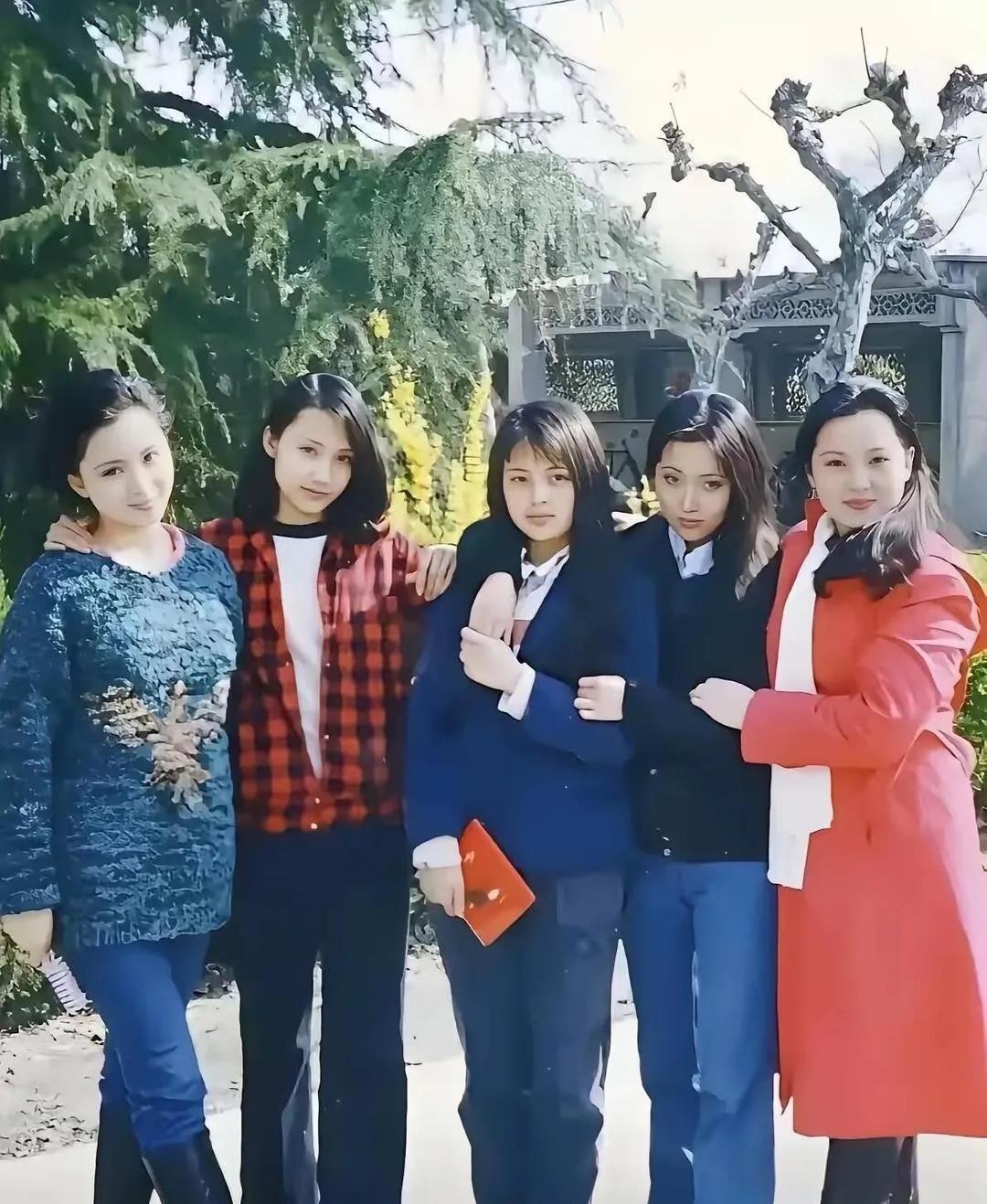 这群美女合影里，陈晓旭颜值不算最出众，但气质最佳，她演的林黛玉至今无人超越。还是