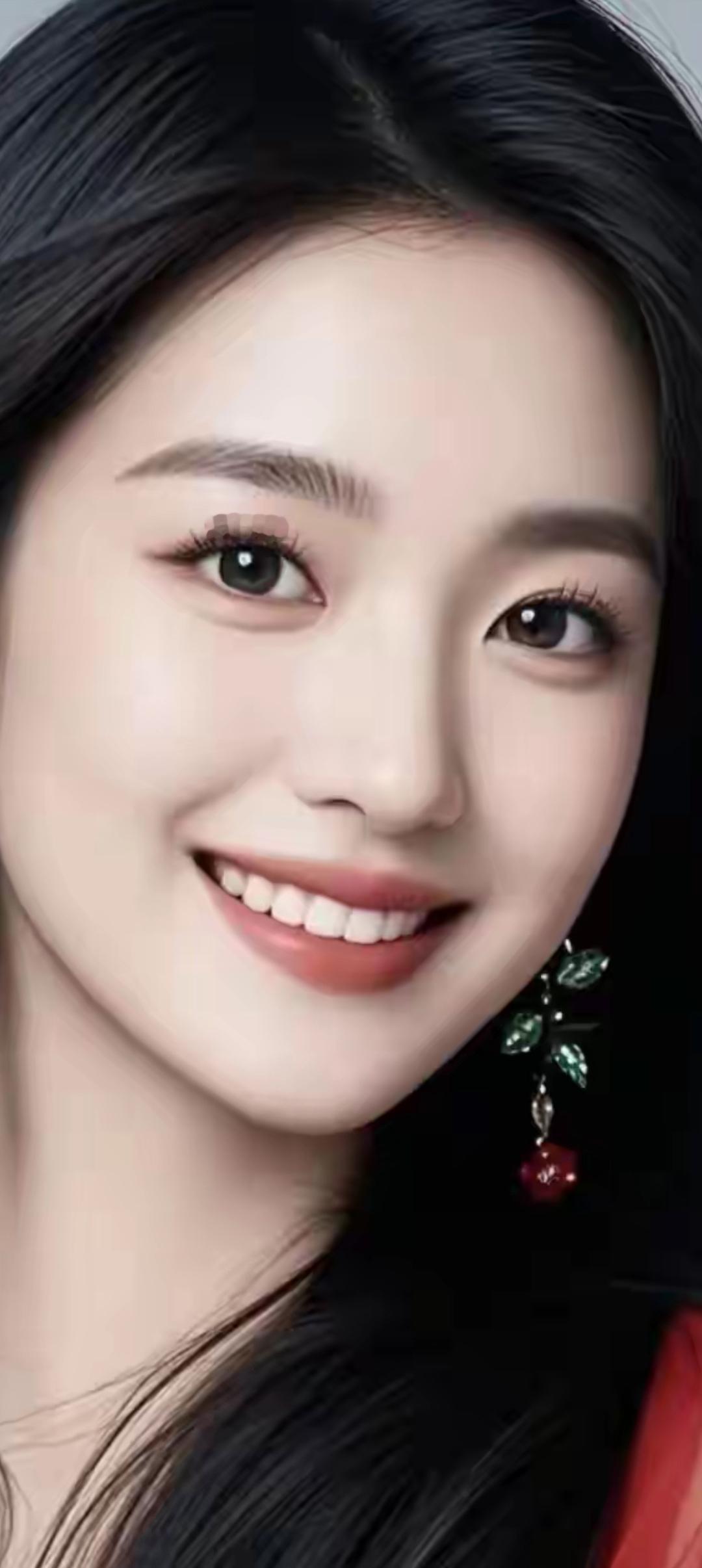 甜美笑容，红唇轻启，耳畔绿意盎然，尽显优雅魅力。