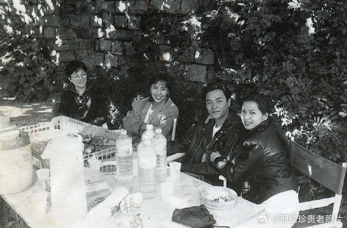 1990年电影《纵横四海》在法国尼斯外景拍摄间隙张国荣、钟楚红、周润发的妻子陈荟
