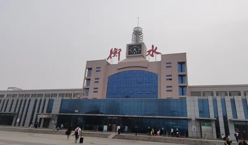 衡水这事儿真是够抓马的！7月27日媒体报道，安平志臻中学创办人举报多名公职人员侵