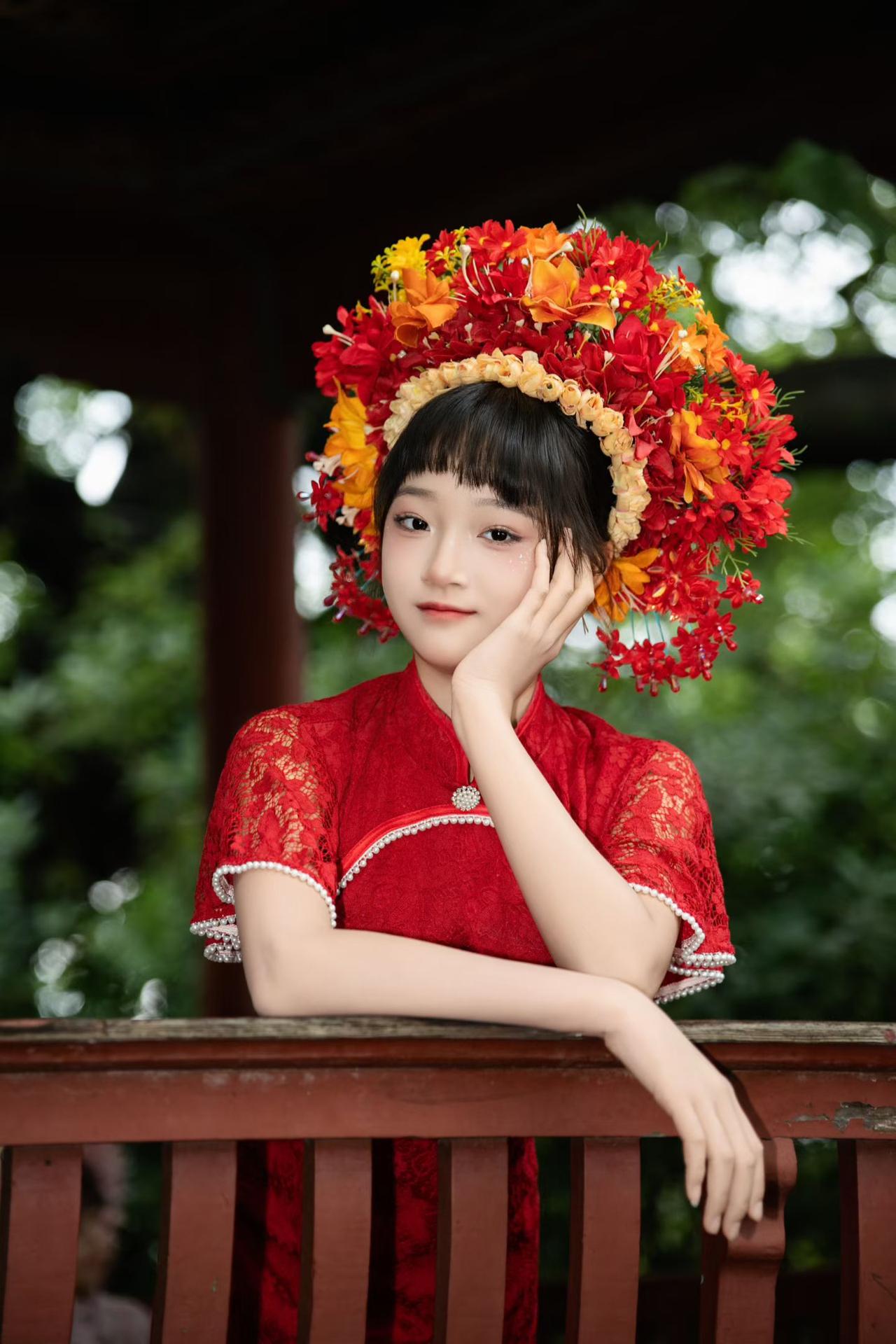赴有福之州，圆民国旧梦

五月四日，福州三坊七巷，我家小孙女，一袭红裙，簪花入鬓