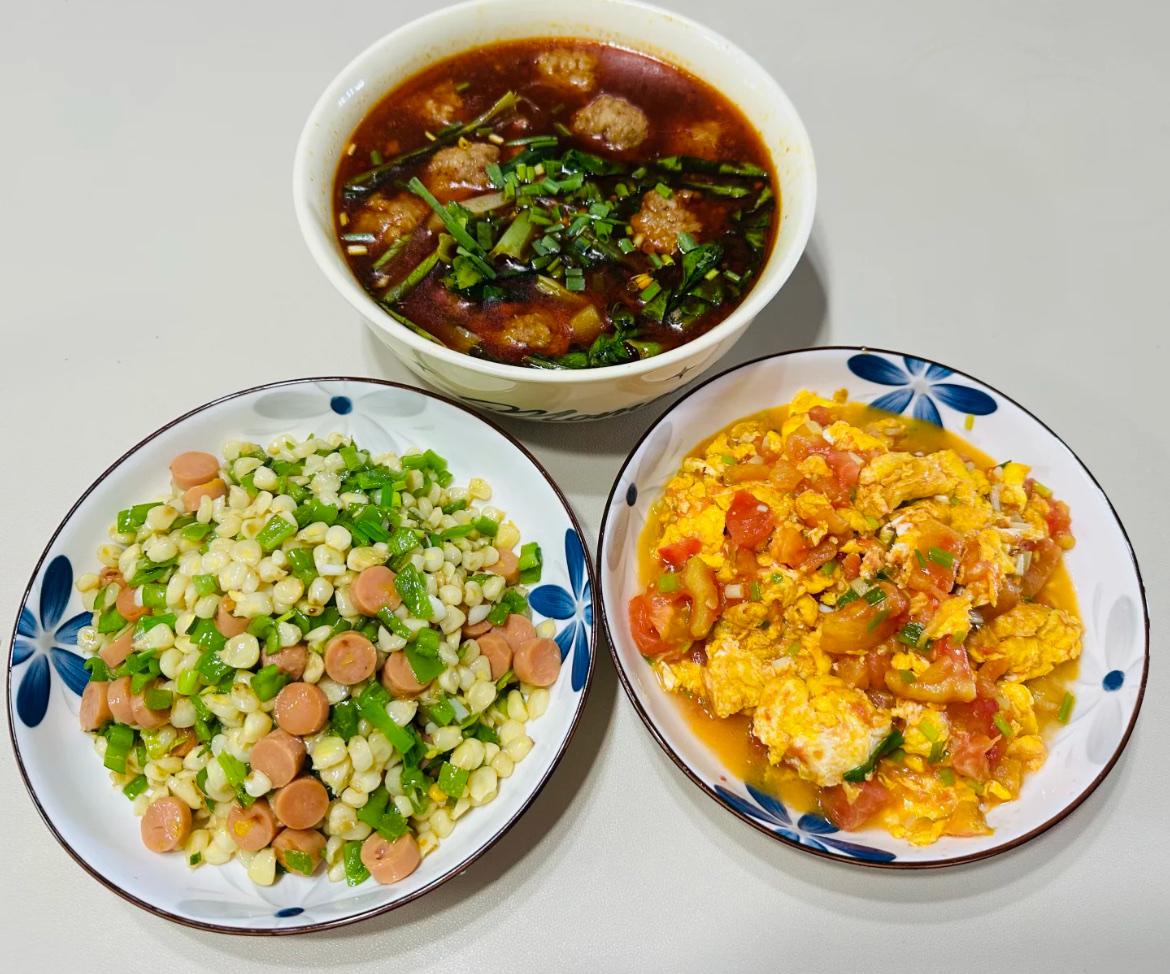 今日的午餐
第一道菜：水煮肉丸子 
第二道菜：青椒玉米粒
第三道菜：番茄炒蛋