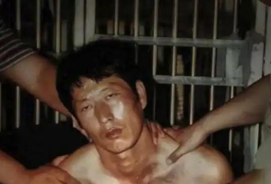2005年，白宝山情人谢宗芬被提前释放，当狱警把她送到大门口后，她没有选择回家，