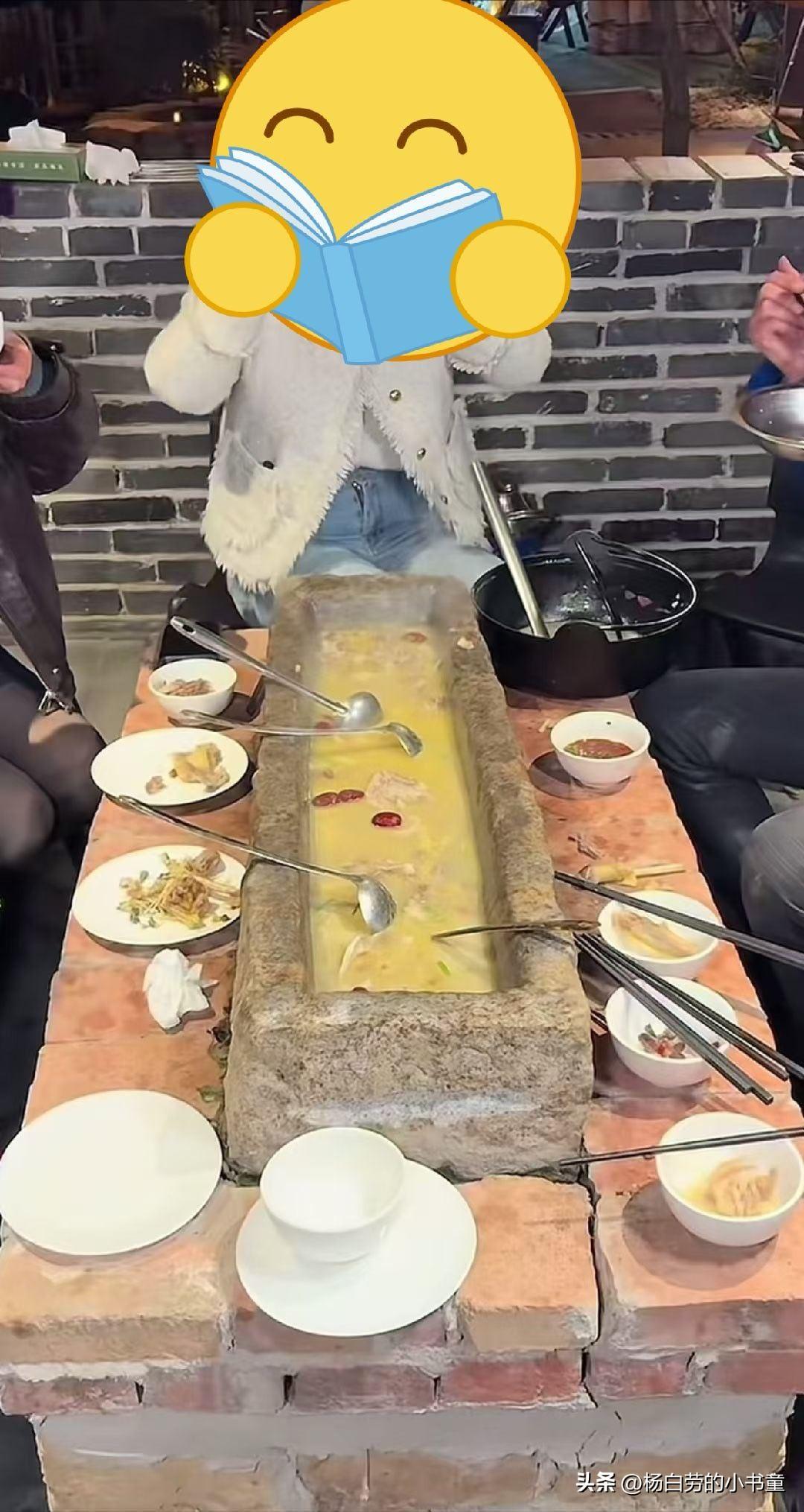 返璞归真 人吃饭都用槽了嘛？
哪里的饭店这样吃饭了
活了40年第一次见用这种吃饭