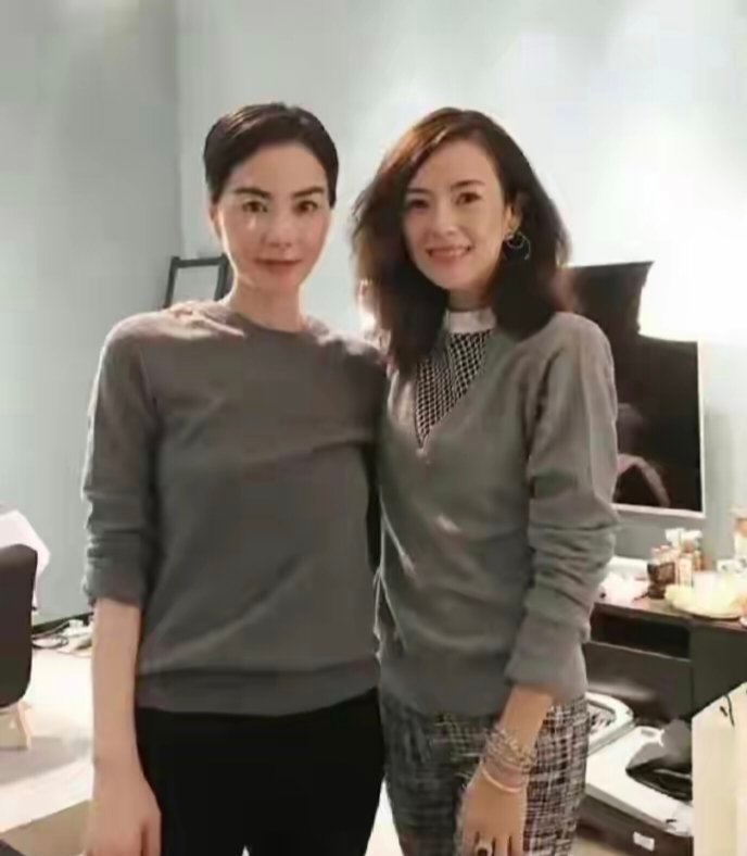 王菲章子怡罕见同框，没有夸张造型、不用刻意比美，岁月沉淀的顶级气质，才是真正的杀