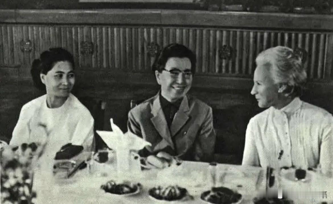 1973年10月1日，庆祝中华人民共和国成立二十四周年招待会，宾努亲王夫人（左）