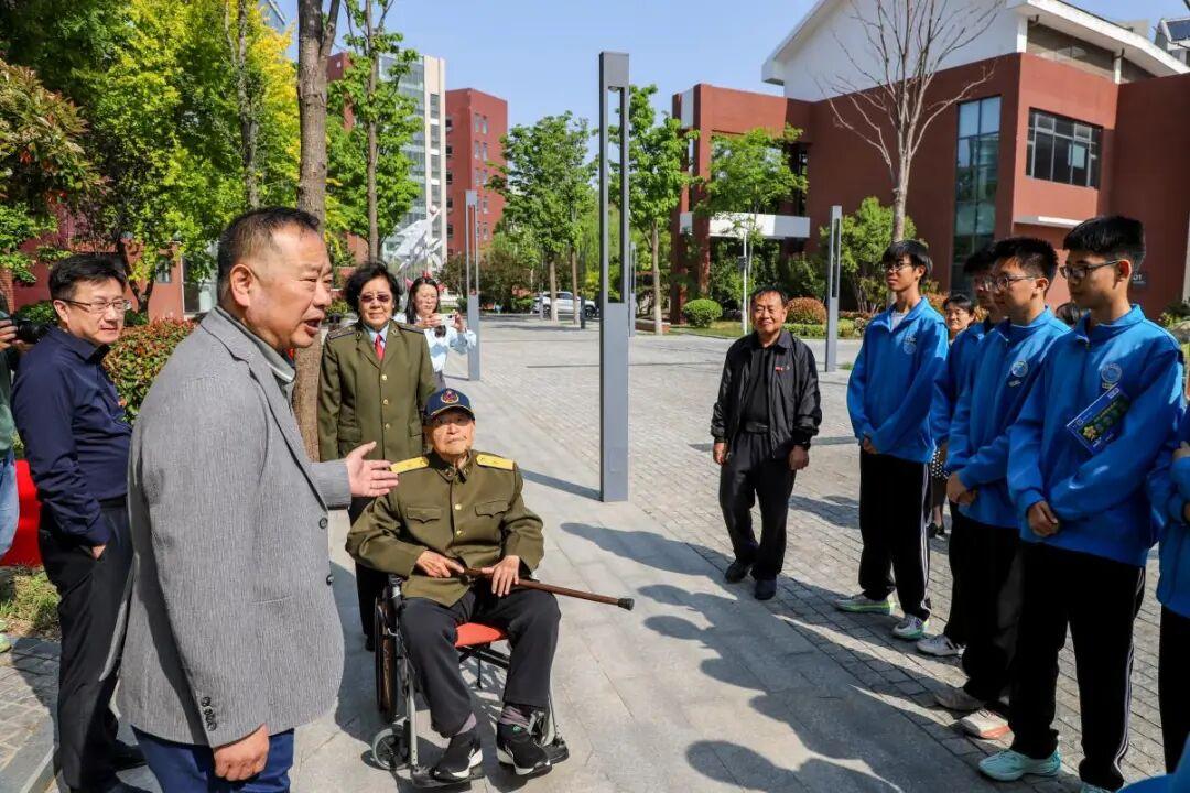 济宁一中举行“李成年将军奖学金”设立暨“将军亭”揭幕仪式
​         4