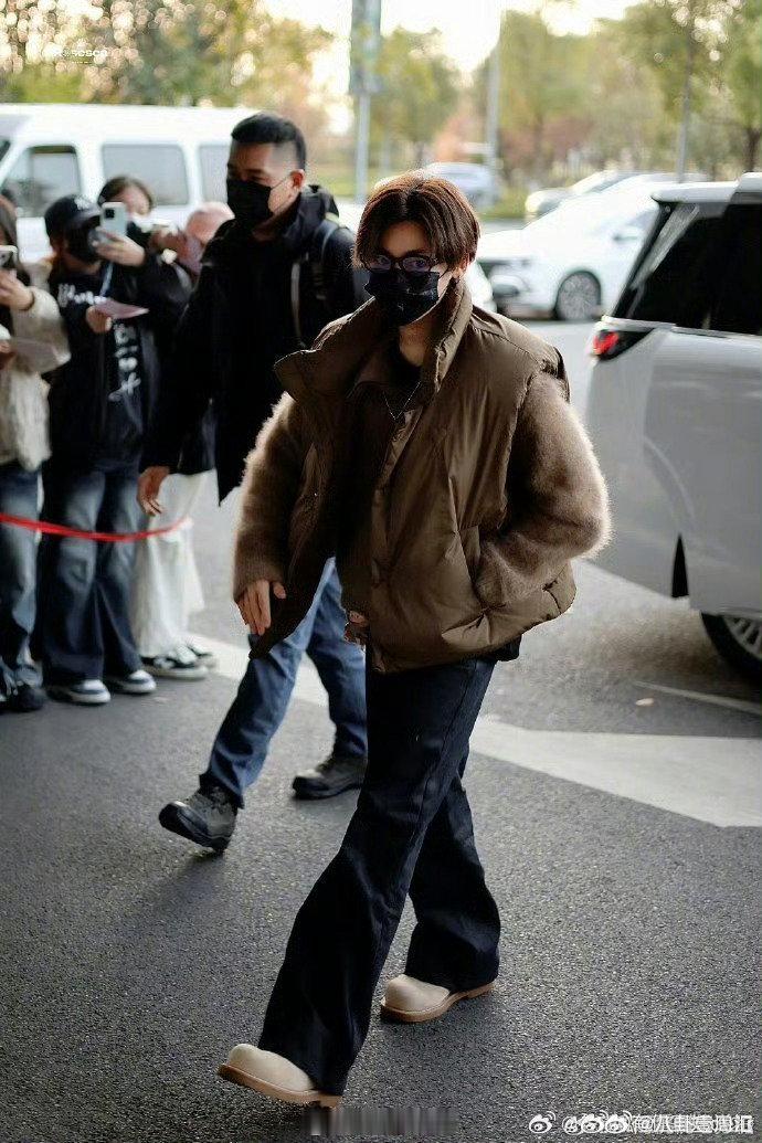 好六喜提侯明昊！路透造型帅气在线，周六不见不散～ 