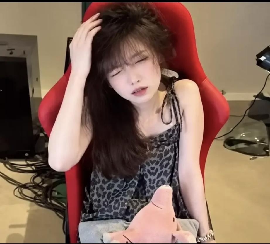 奇特直播模式！花50元让美女主播在椅子上转一圈。
最近，主播“番茄酱耶ovo”火