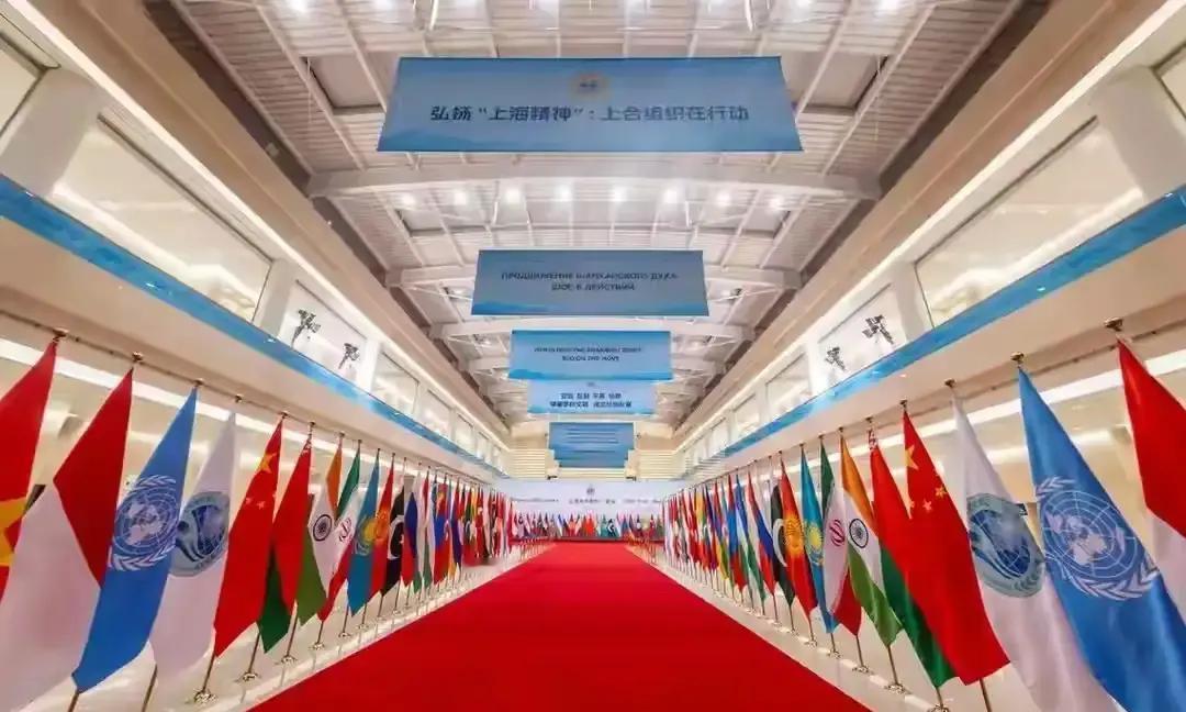 凌晨两点，总统在床上被拖走
 
加拉加斯最安全的豪宅，安保系统像断电的灯泡。三角