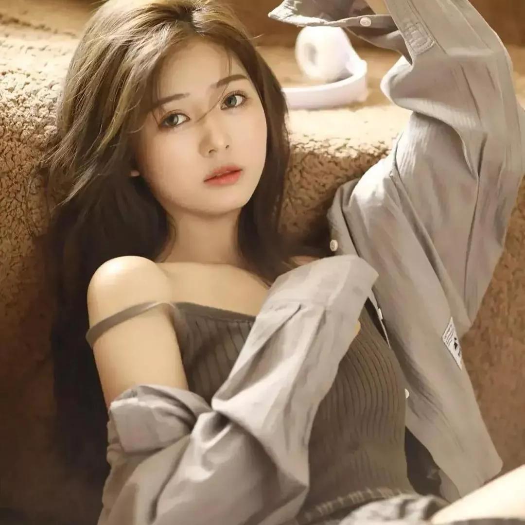 慵懒午后，少女与灰衬衫的静谧时光