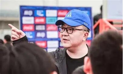 足球小将欧洲夺冠后，董路手机被品牌方打爆，千万级个人代言、联名合作排着队上门。他